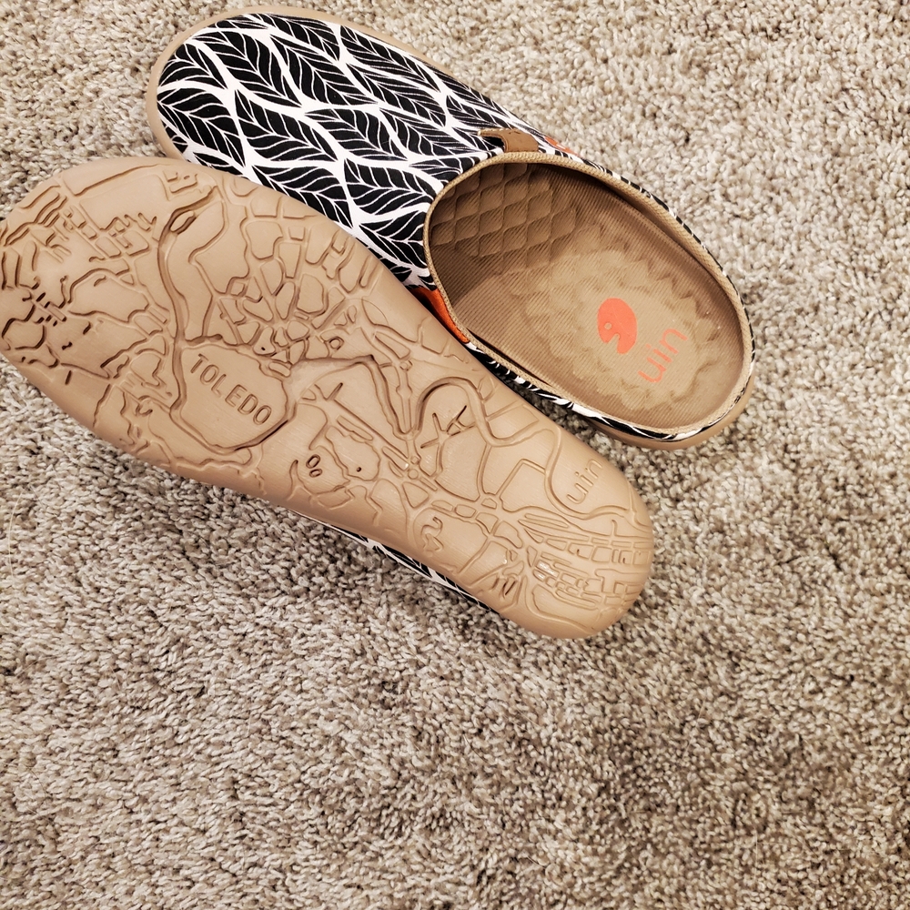 Uin Black And White Leaf Pattern Flats - image 1